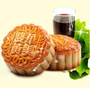 春去秋來(lái)收獲日， 金秋團圓月，華美月餅香。待到月圓中秋夜， 歸故里，見(jiàn)爹娘。